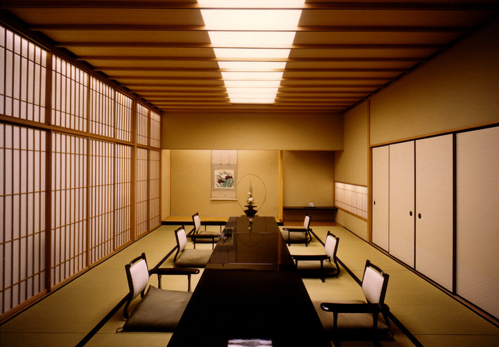 数寄屋造りの質素ながら洗練されたデザインの室内