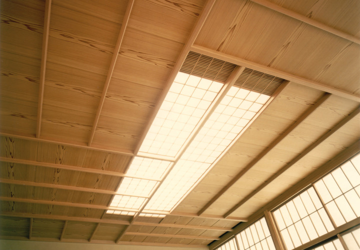 天井は障子の様な照明で器具の存在感を感じさせないデザイン