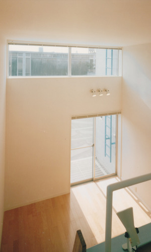 天気の良い日中は自然光で過ごせる明るい室内