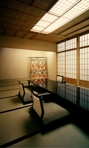 それぞれのお座敷に目を楽しませてくれる几帳