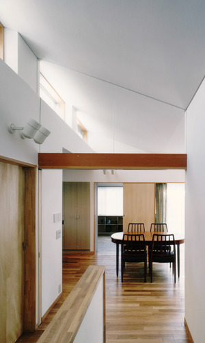 3階の高窓からは換気通風だけでなく明るい自然の光も差し込む