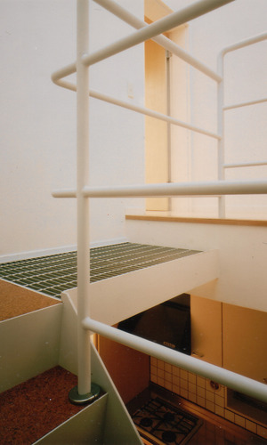 ベランダと同様に風が抜け光が通る屋内階段スペースのグレーチング