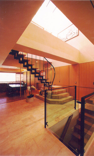 階段やダイニング脇などガラスパーティションで仕切って開放的な空間に