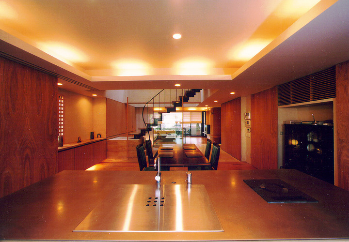 すっきりしたカウンタートップはショールームのキッチンの様