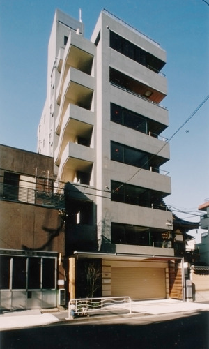 既存オフィスビルの上階を住居用にコンバージョンした住まい