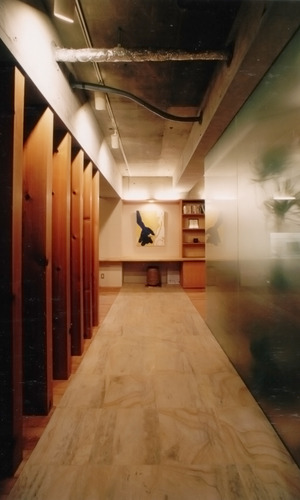 列柱とガラスパーティションでスペースを区切ったオフィス