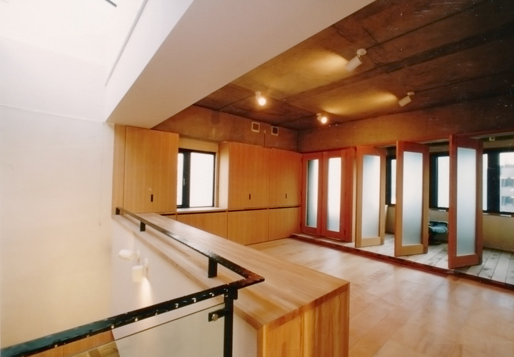 縦軸回転の窓を開けるとサンルームのようなスペース