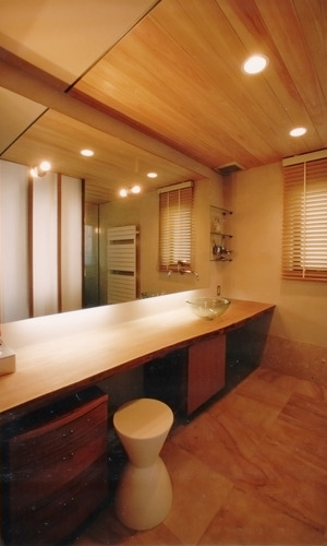 一枚板のカウンターが贅沢な洗面スペース