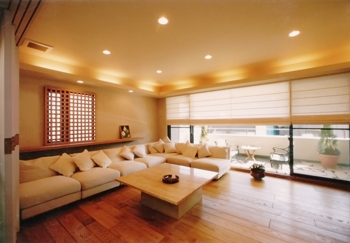 珪藻土の壁に無垢フローリングの自然素材でちょっぴり和モダンの上質なリビング