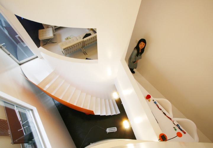 土間ギャラリーの上部には吹抜けが広がる