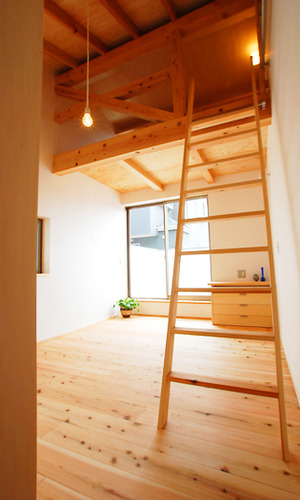 バルコニー、ウォークインクローゼット、ロフトが併設され、機能的で快適な寝室