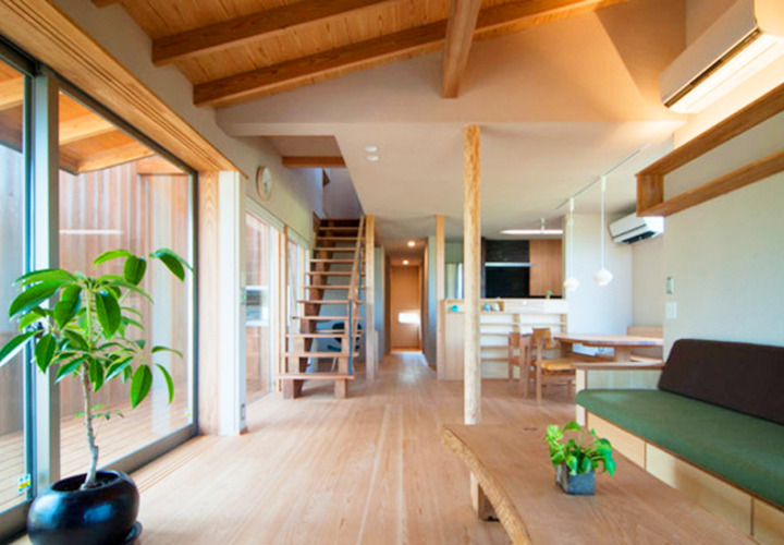 天井の高さに変化を付けてリズムのある空間の家族室