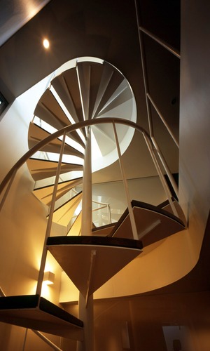 光の明暗で幻想的な螺旋階段