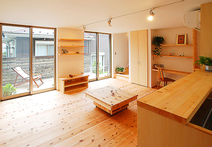 大きな窓でデッキと繋がる家族室
