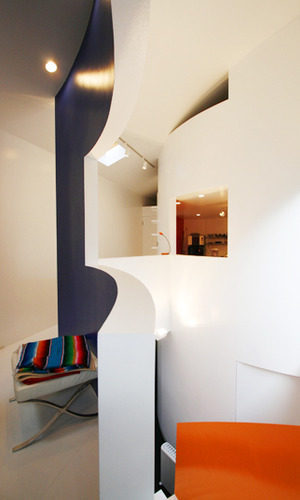 土間ギャラリーの吹抜けを挟んで白い世界が広がる