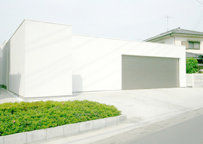 オープンコートのあるガレージハウス