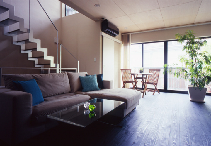 リビングと連続するデッキテラス（バルコニー）