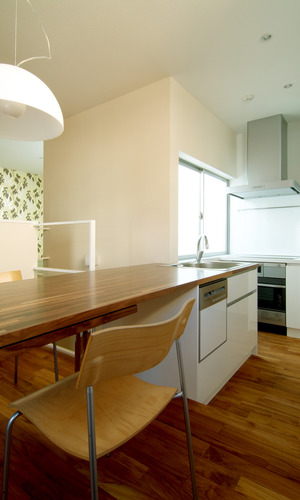 窓から光が空間に広がりをもたらす、コンパクトなキッチン