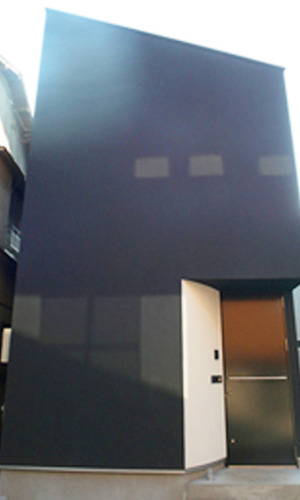 敢えて窓を設けない黒くシンプルな外観