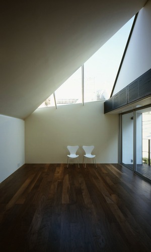 最上階、上部の大きな窓から陽射しを受けるリビング