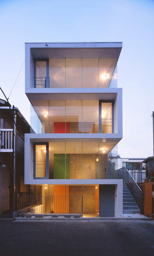 街並に明るさや刺激、彩りを与えるガラスとコンクリートと色で構成された外観