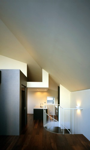 螺旋階段とホームエレベータで空間を隔てる