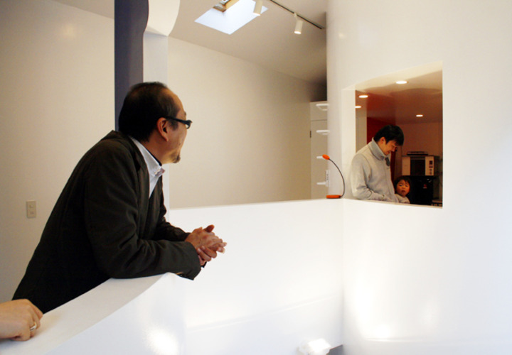 家族の気配を伝えるための開口が設けられた吹抜け空間