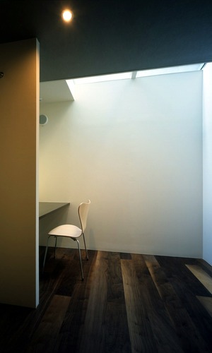 地下の子ども室、トップライトから陽が落ちる