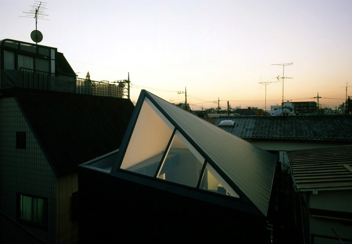 住宅街の中に浮かび上がるトップライト