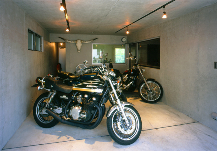 ガレージは音や臭いを考慮してコンクリートの空間