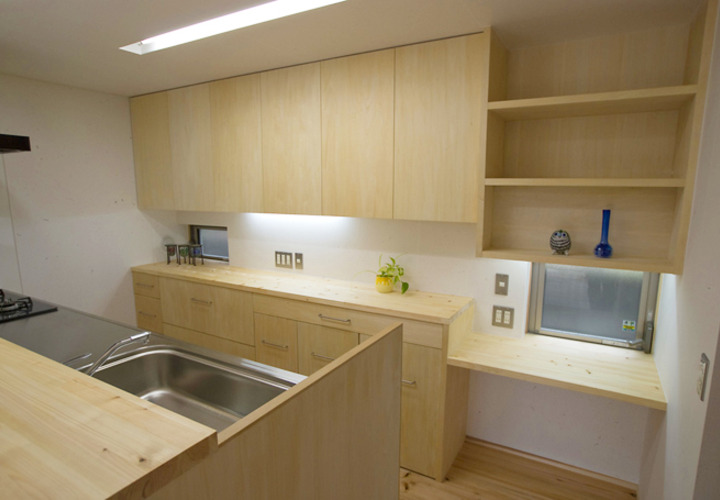 使う人に合わせて引出の大きさまで考えてつくられたキッチン