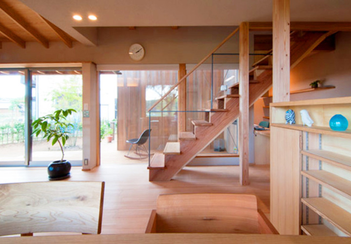 階段越しに中庭をのぞめる家族室