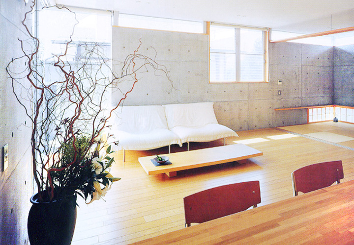 ハイサイドライトのあるリビングと畳コーナー(客間)