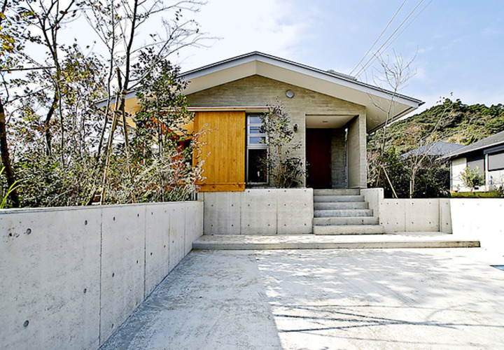軒の深いシンプルな屋根の正面外観