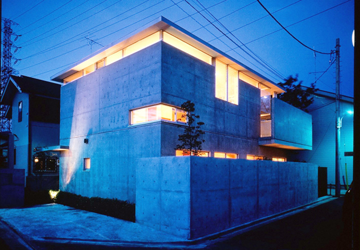 コンクリート打ち放しの堅牢でシンプルな外観