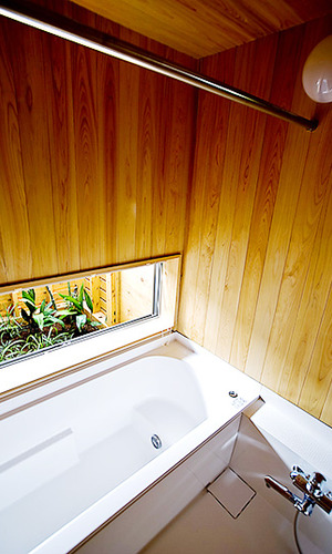 坪庭のある桧の浴室