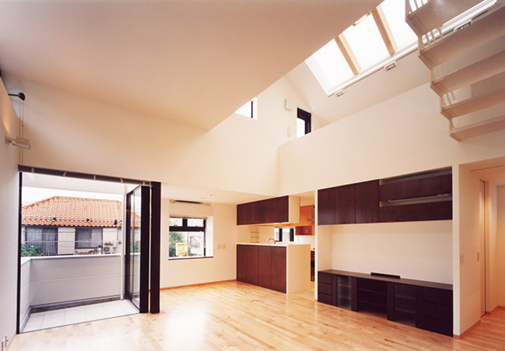 天井に動きのある広々LDK