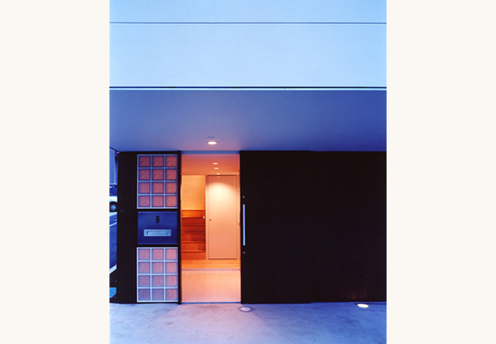 シックなエントランスが出迎える玄関