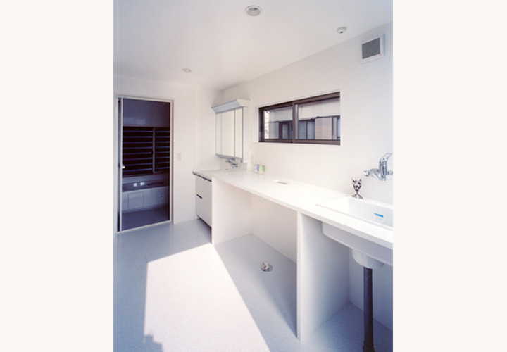 白を基調とした清潔感のある洗面室