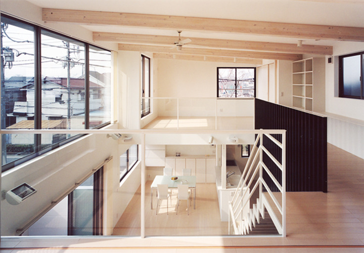 壁を作らず開放感に溢れた室内