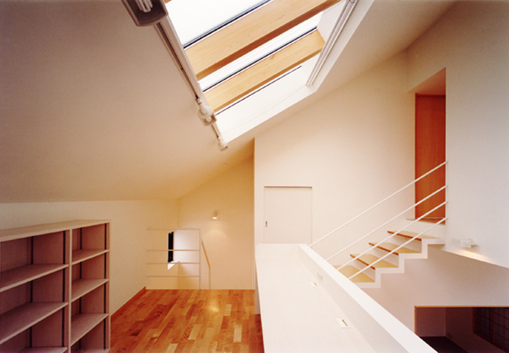 天窓からの光が注ぐ書斎