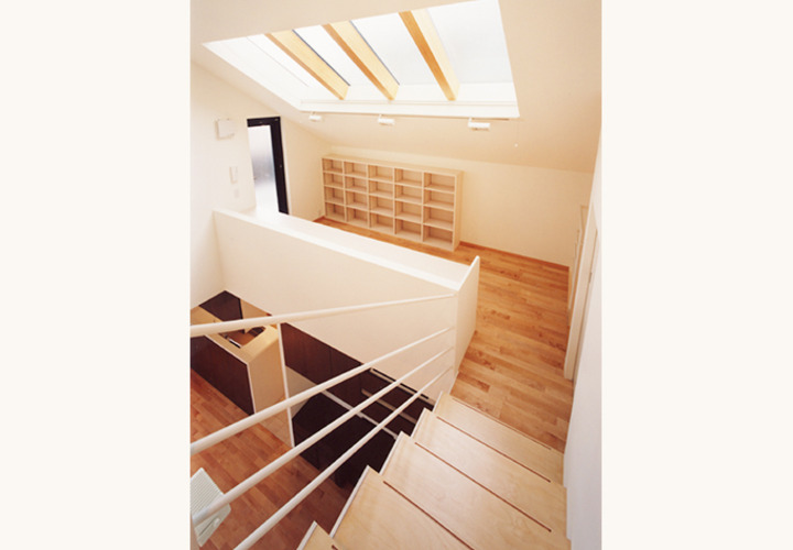 リビング吹き抜けを渡す3階階段