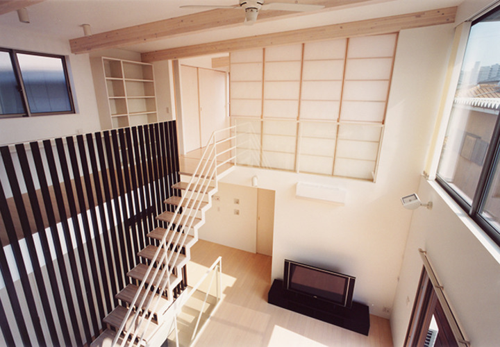 可動式の3階建具を閉じた室内の眺め