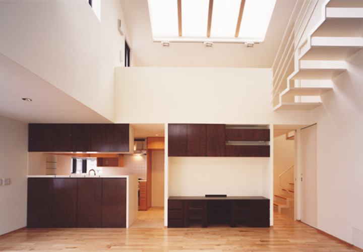 家族の集まる開放的で明るいリビング