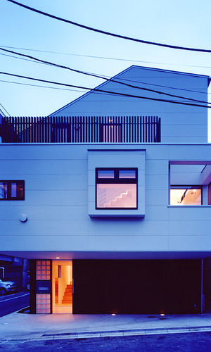 小窓から吹き抜け階段がのぞく夕景外観