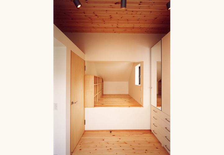 壁の鏡で空間を広く見せる