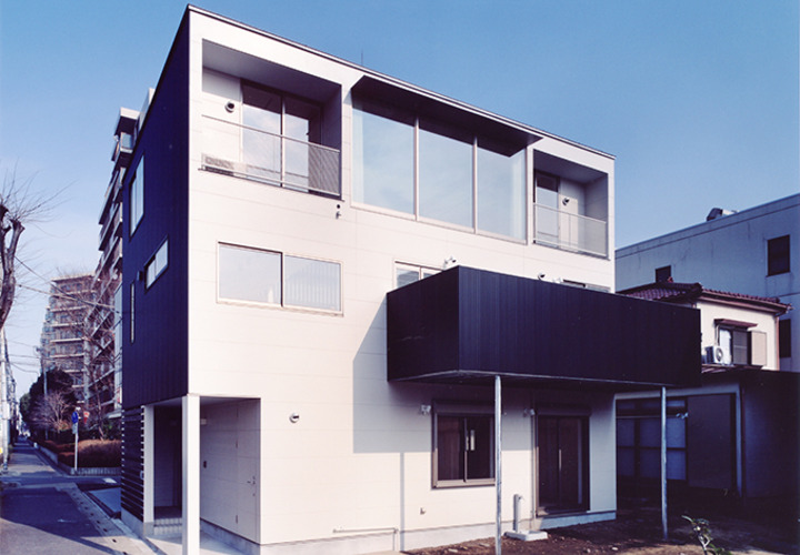 開口部が並ぶ直線的な外観