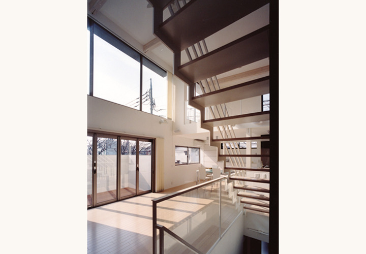 階段からリビングを眺める