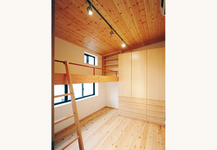 無垢材をふんだんに利用した優しい子供部屋