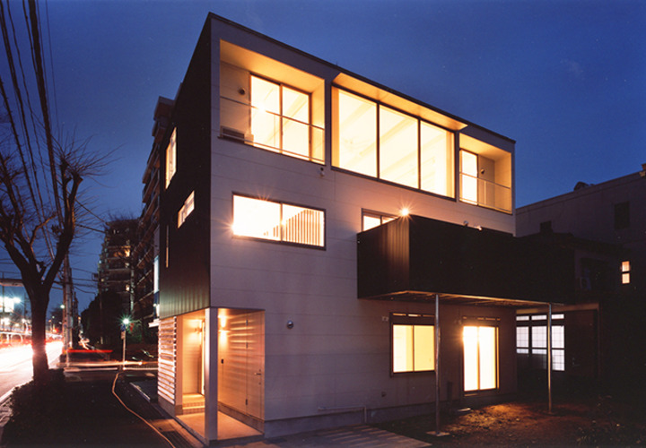 周囲に一際明るく輝く夕景外観